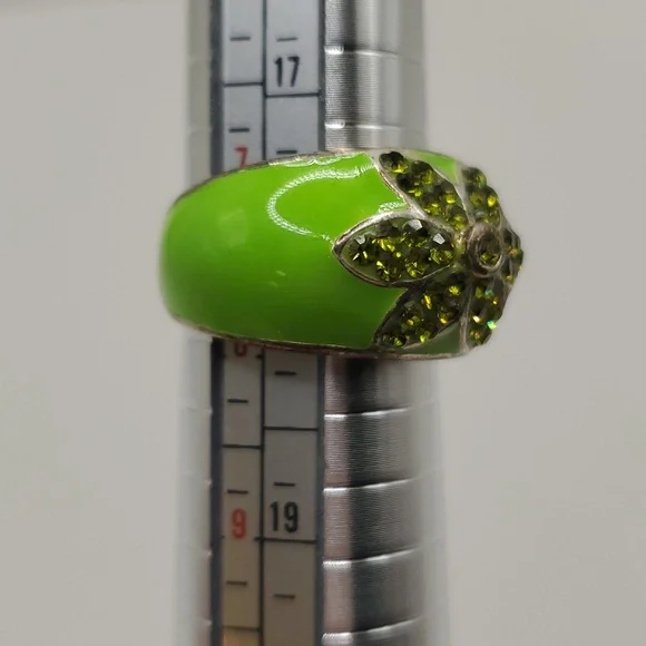 Lot of Five Vintage Costume Rings, Sizes 7-9 (including Trifari) - Picture 4 of 11